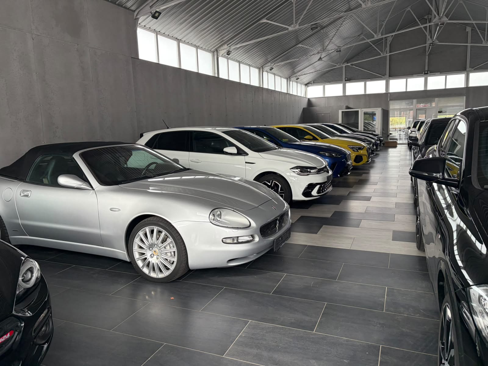 Véhicules exposés dans le showroom Occasion N°1